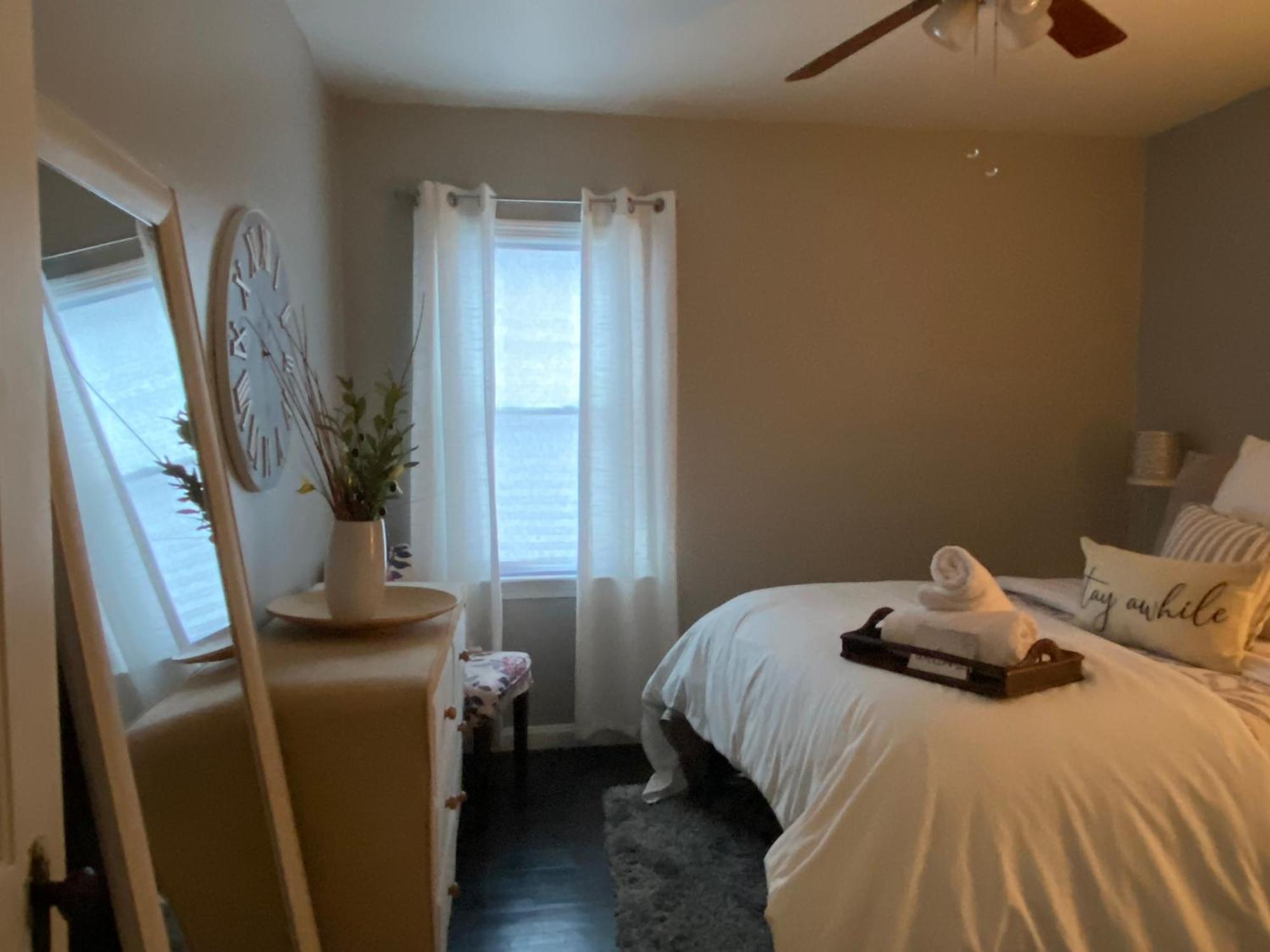 Cozy, 1St Floor Apartment 2Bdrms Plus Semi Private Room With Futon Pets With Fee Family Friendly Close To Everything Cleveland Eksteriør billede